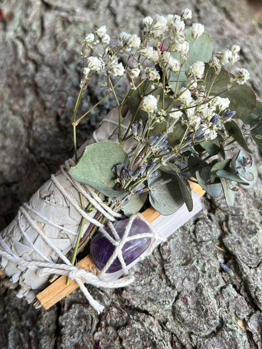 Floral sage smudge stick for energy cleansing and rituals. Blomsalviabunt för energirensning och ritualer